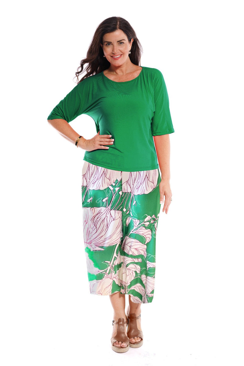 The Palermo culottes are a wide leg pant with side splits. They have a comfortable elasticated waist & are 3/4 length.