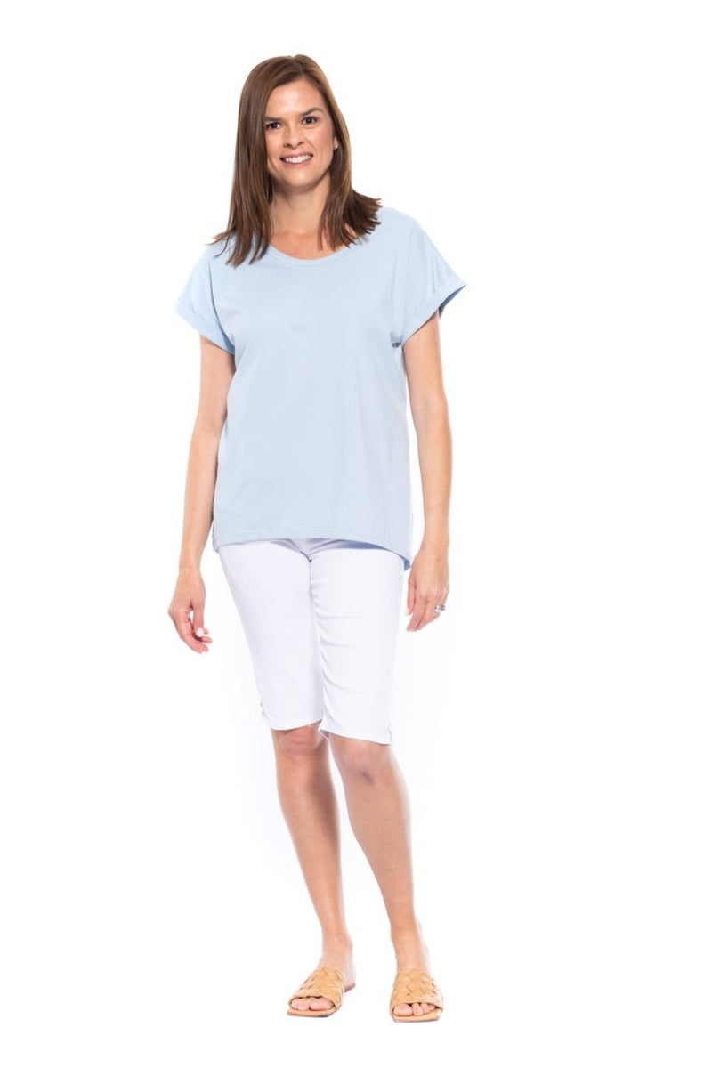 Finishing at the top of the knee, the Bermuda stretch cotton pull on jean short is very comfortable to wear.