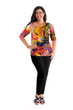 The Bari round neck print top is easy to wear with a elbow length raglan sleeve in stretch polyester. It is worn with the Modena classic stretch jacquard pant.
